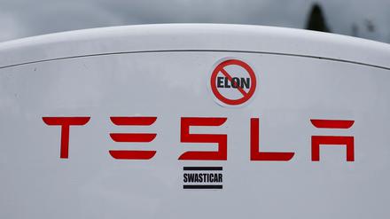 Mit Aufklebern wird in den USA gegen Tesla-Chef Elon Musk protestiert. 