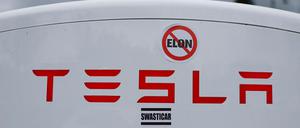 Mit Aufklebern wird in den USA gegen Tesla-Chef Elon Musk protestiert. 