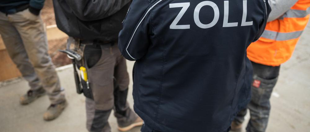 Nach einer bundesweiten Razzia haben die Zollbehörden mehr als 800 Ermittlungsverfahren wegen Schwarzarbeit und illegaler Beschäftigung eingeleitet. (Archivbild)