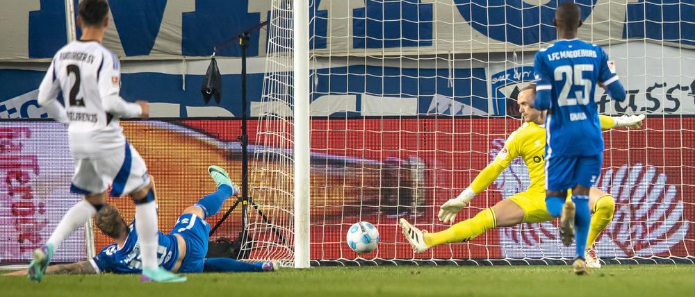 Magdeburgs Mathisen (am Boden) trifft per Eigentor zum 0:2