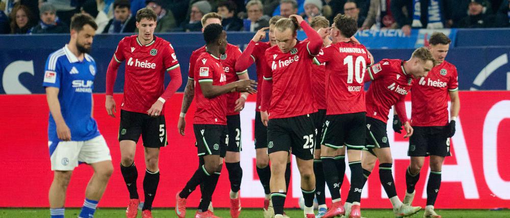 Riesiger Jubel: Hannover hat das Spiel auf Schalke spät gedreht.