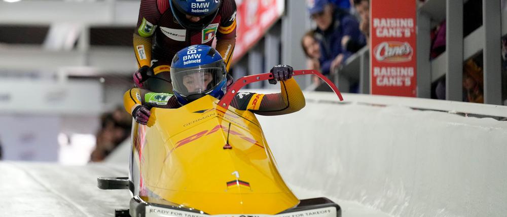 Laura Nolte (vorne) und Deborah Levi stehen vor ihrem ersten WM-Titel im Zweierbob.