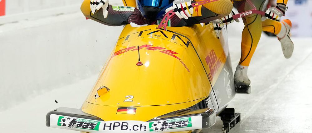 Johannes Lochner beim Start, links im Bob ist das Loch zu sehen.