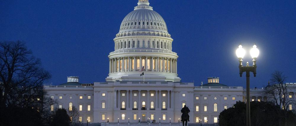 Das US-Kapitol ist in der Abenddämmerung in Washington beleuchtet.