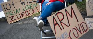 Menschen mit Long Covid leiden unter anderem unter starker, anhaltender Schwäche und Erschöpfung. (Archivbild)