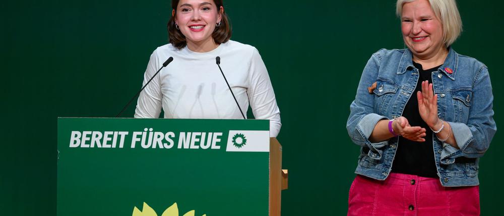 Die Landesvorsitzenden der Brandenburger Grünen, Hanna Große Holtrup und Alexandra Pichl, verabschieden sich von der Spitze (Archivbild).