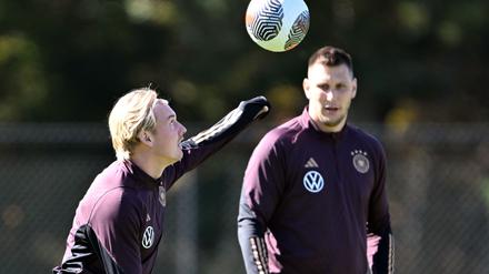 Von der Nationalmannschaft sind Julian Brandt (l) und Niklas Süle (r) gerade weit entfernt. 