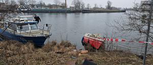 Zwei Männer sind in Brandenburg an der Havel auf dem Kleinen Beetzsee mit einem Boot gekentert – einer starb wenige Stunden später, der andere gilt als vermisst.
