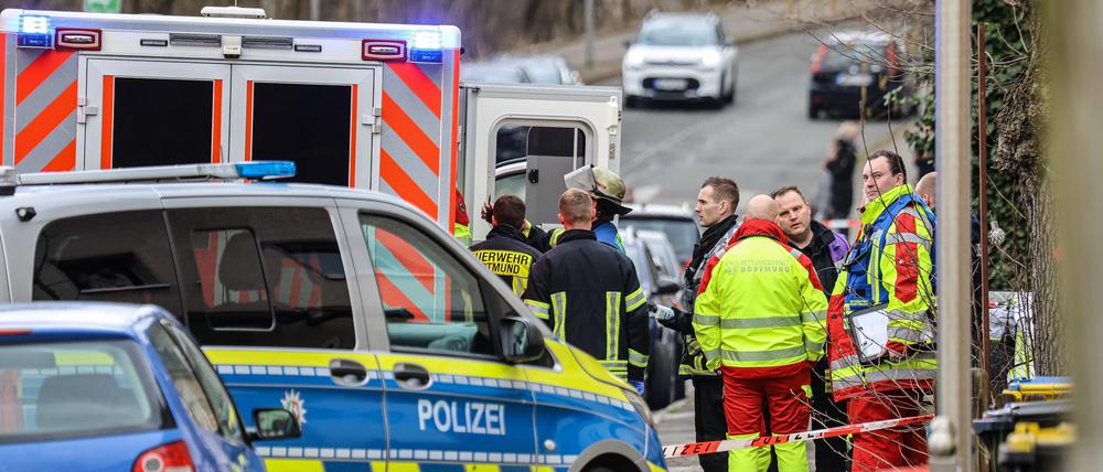 Nach einem tödlichen Schuss bei einem Polizeieinsatz sichern Einsatzkräfte die Stelle ab.