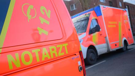 Ein Notarztfahrzeug und ein Rettungswagen stehen an einer Einsatzstelle. (Symbolbild)