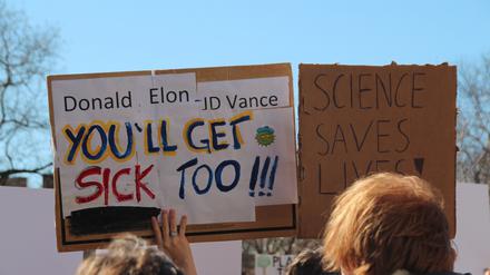 Demonstranten protestieren bei einer Veranstaltung im New Yorker Washington Square Park unter dem Motto „Stand up for Science“ gegen die Politik der Regierung Trump. 