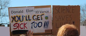 07.03.2025, USA, New York: Demonstranten protestieren bei einer Veranstaltung im New Yorker Washington Square Park unter dem Motto „Stand up for Science“.
