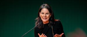 Grünen-Außenministerin Annalena Baerbock lobt die Einigung mit Union und SPD auf ein Finanzpaket als grünen Erfolg. 
