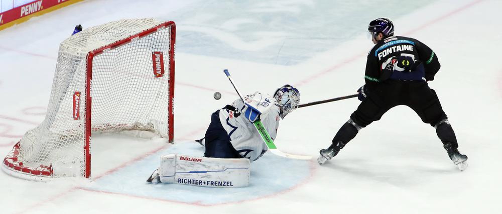 Gabriel Fontaine von den Eisbären überwindet Straubings Torwart Zane McIntyre.