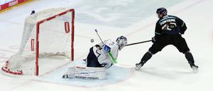 Gabriel Fontaine von den Eisbären überwindet Straubings Torwart Zane McIntyre.