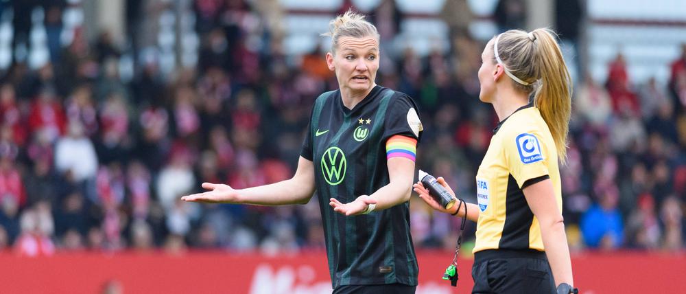 Alexandra Popp (li.) kritisierte nach dem Topspiel Schiedsrichterin Fabienne Michel.