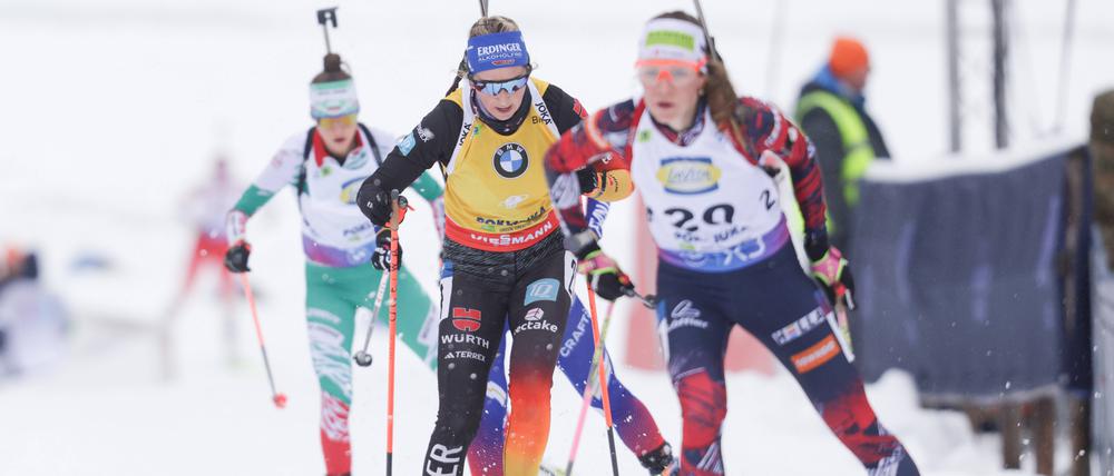 Der Vorsprung schwindet. Franziska Preuß (im Gelben Trikot) muss um den Sieg im Gesamtweltcup bangen.