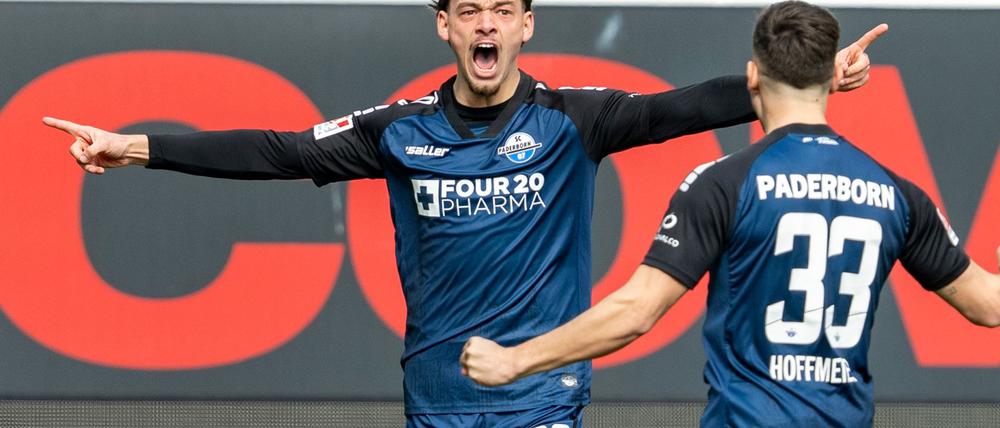 Paderborns Aaron Zehnter (l) bejubelt sein 1:0.