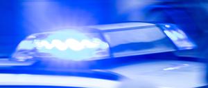 Ein Streifenwagen der Polizei ist mit Blaulicht im Einsatz. (Symbolbild)