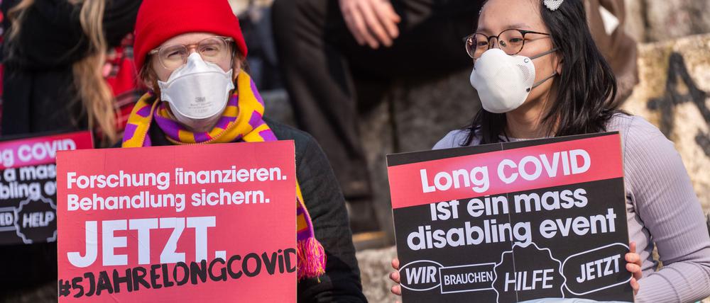 Menschen mit Long Covid leiden unter anderem unter einer starken, anhaltende Schwäche und Erschöpfung.