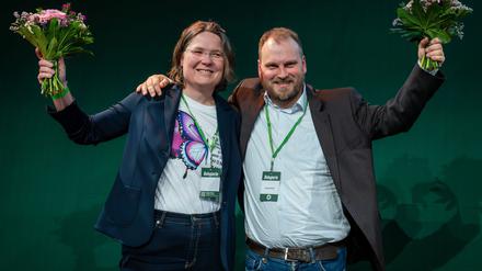Die neuen Landesvorsitzenden der Brandenburger Grünen sind Andrea Lübcke (l) und Clemens Rostock (r).