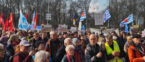 Etwa 1000 Menschen kamen am Samstag zu einer Friedensdemonstration vor dem Brandenburger Tor.