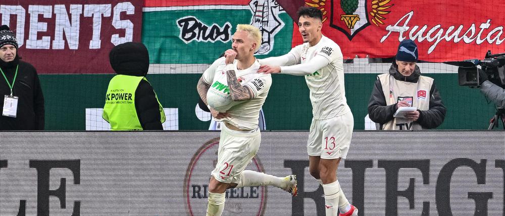 Augsburg Philip Tietz jubelt nach seinem Tor.