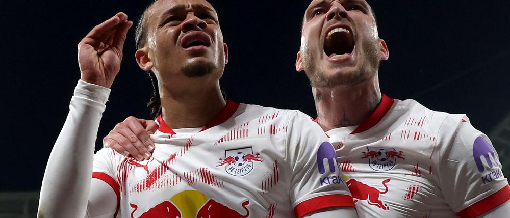 Xavi Simons richtet seinen Jubel gegen die RB-Fans.