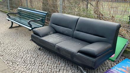 Unbekannte haben in Berlin-Wilmersdorf ein altes Sofa neben eine Sitzbank gestellt.