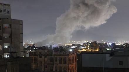 Rauch steigt von einem Ort auf, der Berichten zufolge von US-Luftangriffen in Sanaa getroffen wurde.