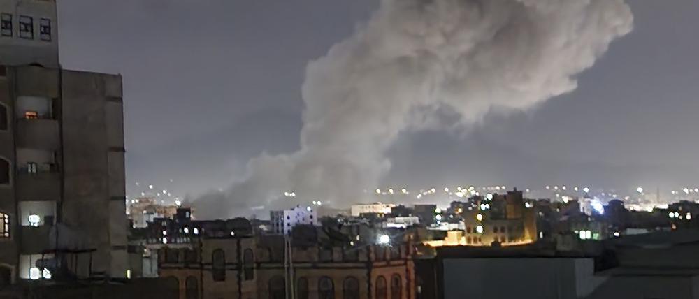 Rauch steigt von einem Ort auf, der Berichten zufolge von US-Luftangriffen in Sanaa getroffen wurde.