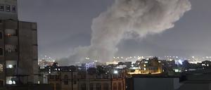 Rauch steigt von einem Ort auf, der Berichten zufolge von US-Luftangriffen in Sanaa getroffen wurde.