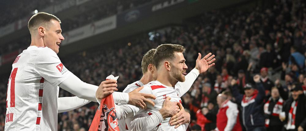 Zu Hause jubelt der 1. FC Köln gegen Darmstadt.