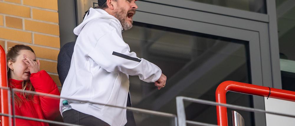 Baumgart war auf der Tribüne viel unterwegs.