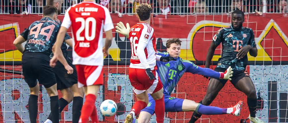 Beim Tor der Berliner sah Urbig unglücklich aus.