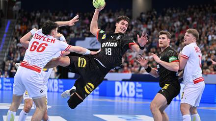 Julian Köster (M) übernimmt immer mehr Verantwortung bei den deutschen Handballern.