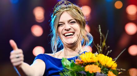Auf die amtierende Weinkönigin Charlotte Weihl könnte erstmals ein Mann folgen (Archivfoto)