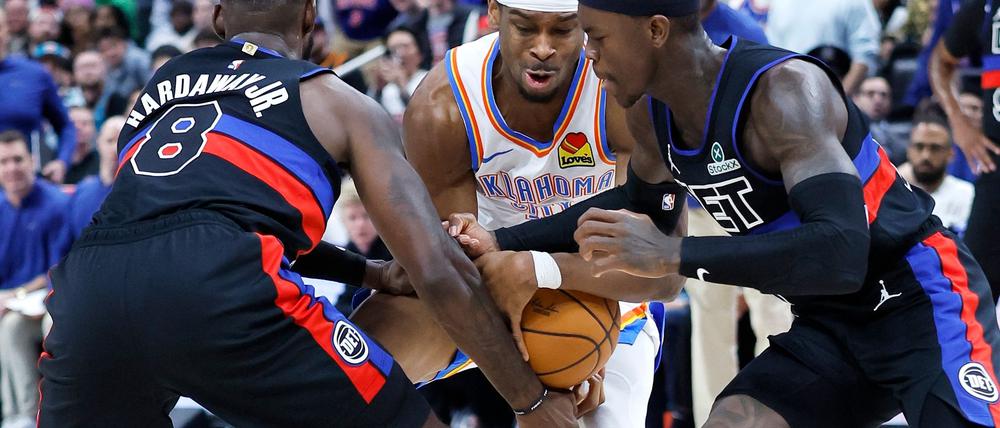 Dennis Schröder (r.) überzeugte, doch Shai Gilgeous-Alexander (m.) überragte beim Sieg der Thunder bei den Pistons.