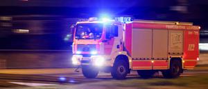 Ein Löschfahrzeug der Feuerwehr fährt mit Blaulicht und Martinshorn. (Symbolbild)