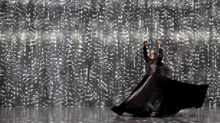 Der Alleinherrscher: John Holiday als Echnaton an der Komischen Oper Berlin