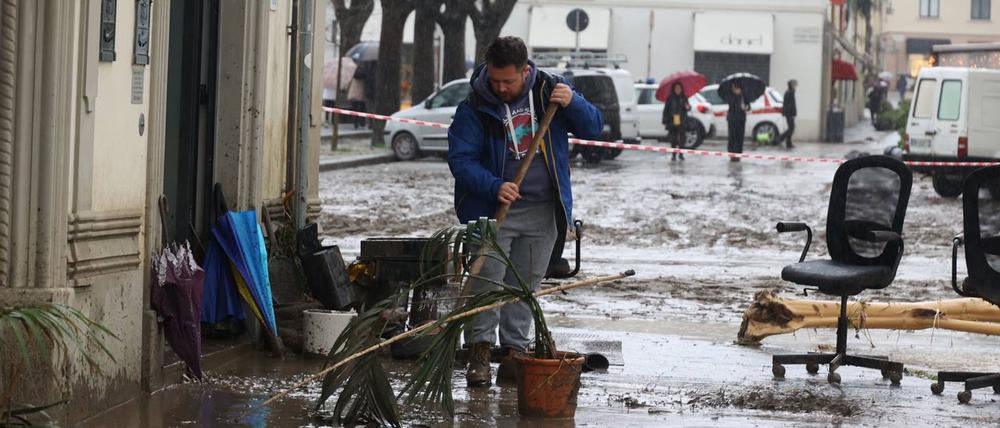 Verschlammte Häuser, blockierte Straßen und Stromausfälle - die schweren Unwetter der vergangenen Tage haben in Mittel- und Norditalien eine Spur der Verwüstung hinterlassen.