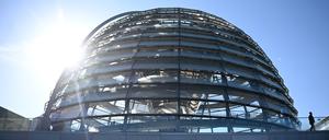 Berlin: Die Kuppel des Reichstagsgebäudes wird von der Sonne angestrahlt. (Archivbild)