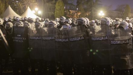 15.03.2025, Serbien, Belgrad: Bereitschaftspolizei steht am Straßenrand während einer großen Anti-Korruptions-Kundgebung von Universitätsstudenten in Belgrad. Foto: Marko Drobnjakovic/AP/dpa +++ dpa-Bildfunk +++