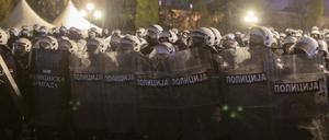 15.03.2025, Serbien, Belgrad: Bereitschaftspolizei steht am Straßenrand während einer großen Anti-Korruptions-Kundgebung von Universitätsstudenten in Belgrad. Foto: Marko Drobnjakovic/AP/dpa +++ dpa-Bildfunk +++