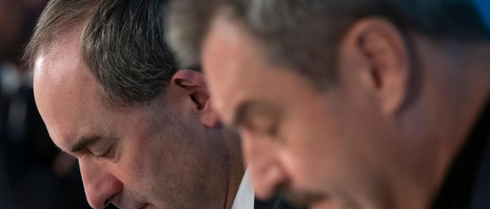 Es ist ernst: Finden Hubert Aiwanger und Markus Söder eine Lösung im Schulden-Streit? (Archivbild)