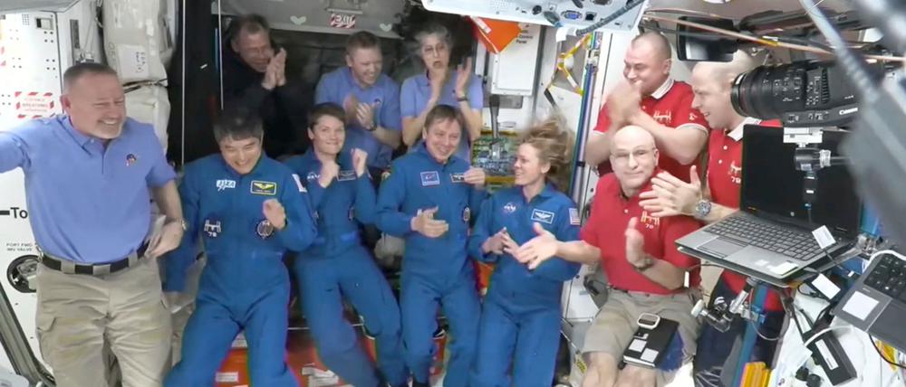 Das Standbild aus einem Video der Nasa zeigt, wie sich die Astronauten begrüßen