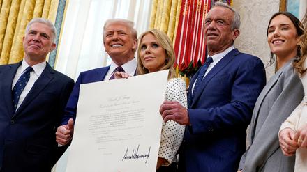Robert F. Kennedy Jr. (2. v.r.) mit Präsident Donald Trump am Tag seiner Ernennung zum US-Gesundheitsminister Mitte Februar 2025. 