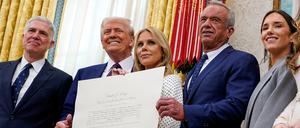 Robert F. Kennedy Jr. (2. v.r.) mit Präsident Donald Trump am Tag seiner Ernennung zum US-Gesundheitsminister Mitte Februar 2025. 