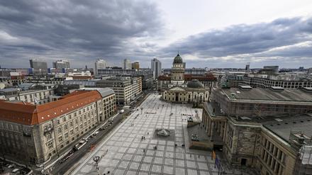 13.03.2025, Berlin: Blick vom Französischen Dom auf den Gendarmenmarkt mit dem Deutschen Dom (M) und dem Konzerthaus (r). Seit 2022 wurden 14.000 Quadratmeter Natursteinpflaster denkmalgerecht erneuert. Mit der Fertigstellung werden auch der traditionelle Weihnachtsmarkt und die Konzertreihe Classic Open Air wieder stattfinden. Der Platz ist jetzt komplett barrierefrei zugänglich. Foto: Jens Kalaene/dpa +++ dpa-Bildfunk +++