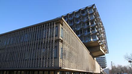 Marode Stellen an der Fassade des Klinikums Benjamin Franklin der Charité, Hindenburgdamm 30 in Berlin-Steglitz.